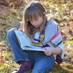 Dziewczynka czyta książkę